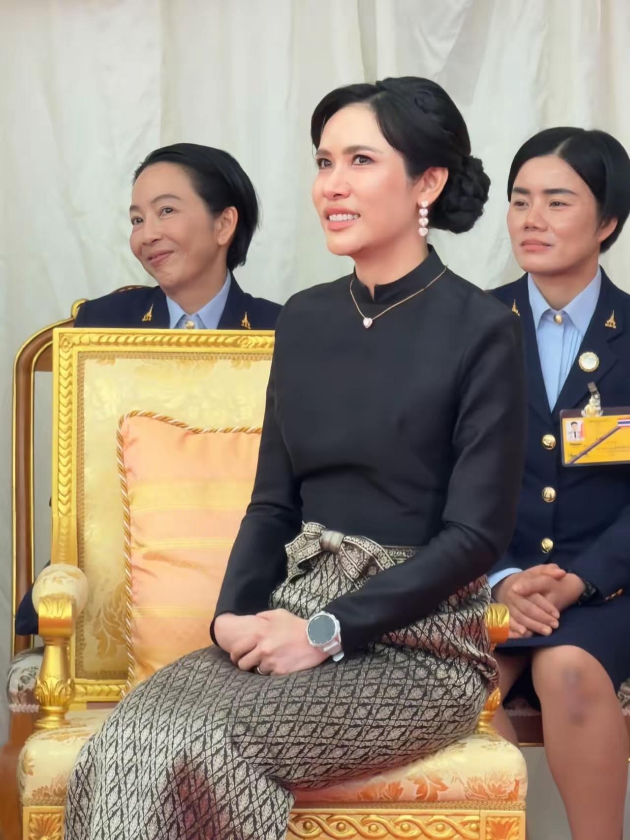 诗妮娜贵妃访问伦敦，就在大家为贵妃的新造型惊艳的时刻，我却被她身后的一名女官吸引