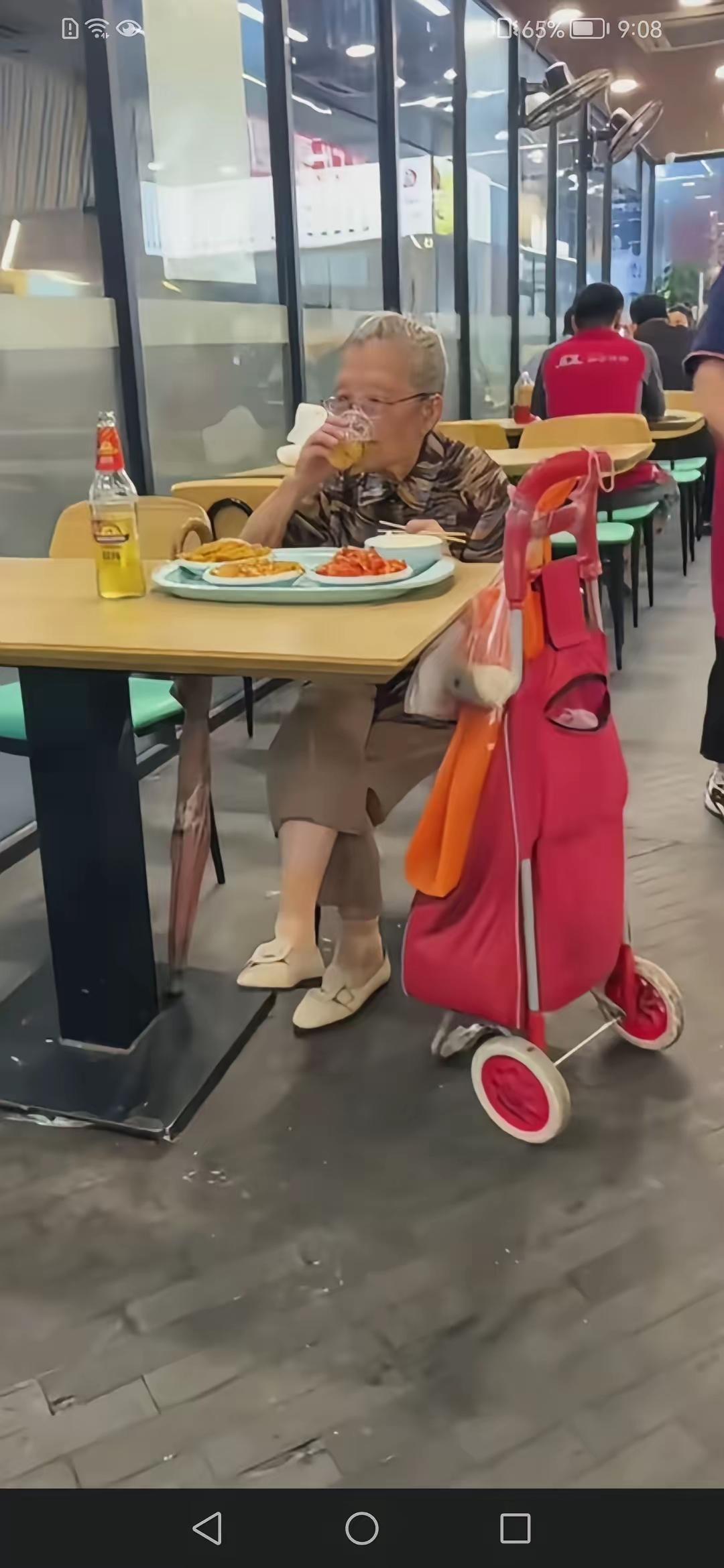 如果老了还能这般惬意，那么老去又有何惧怕的？在饭店吃饭时，碰到一位百岁奶奶，