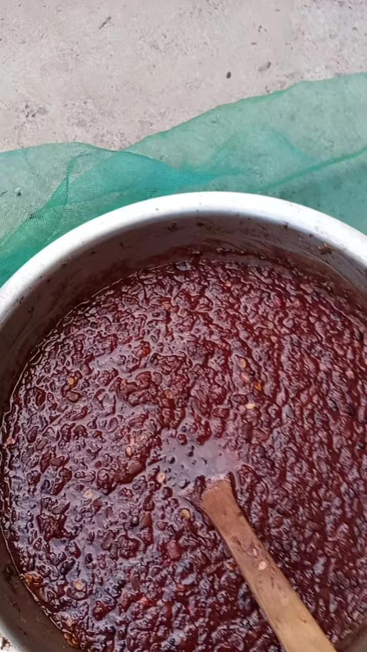 每年的三伏天，老母亲总是喜欢晒上一大盆的酱豆，晒好后基本上每天的早饭，午饭的餐桌
