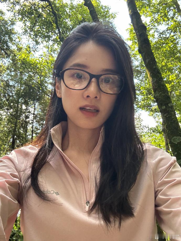 张婧仪晒菌子张婧仪十二宫格爬山照张婧仪晒菌子，隔着屏幕都感受到了满满的治愈和松