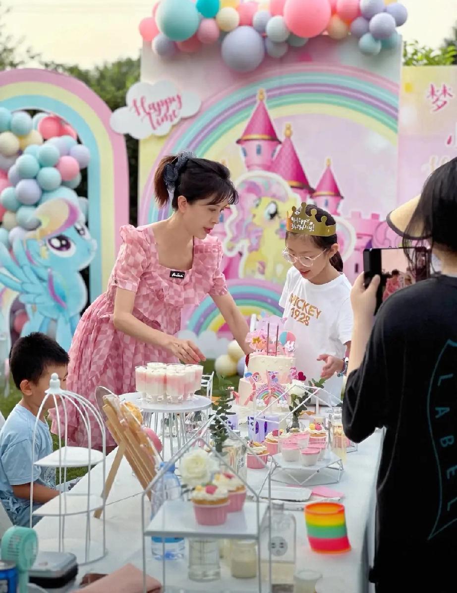 金巧巧一家现身路演！儿女与黄渤同框超养眼，富豪老公儒雅破婚变传闻