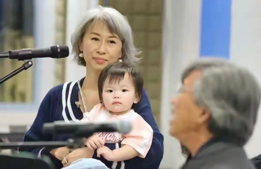 64岁的叶倩文高调官宣要抱新孙，没想到引发网友热议，这个孙子并不是叶蒨文，按身份