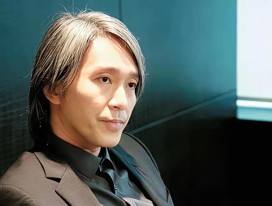 周星驰好几年才磨出一部电影，很多人都好奇他的公司靠什么撑住日常开销。你以为他全