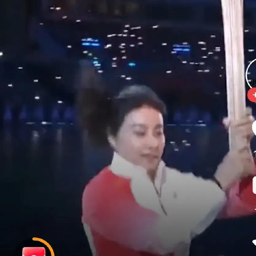 郭晶晶水中传火炬那瞬间，谁注意到她那个超戳人的小动作？交棒前她轻轻向下瞟