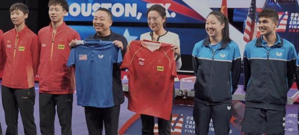 6人同框：王曼昱延项秀颈，身材高挑；刘国梁喜容绽放，满面春风；沈伟妮梨窝精致，笑