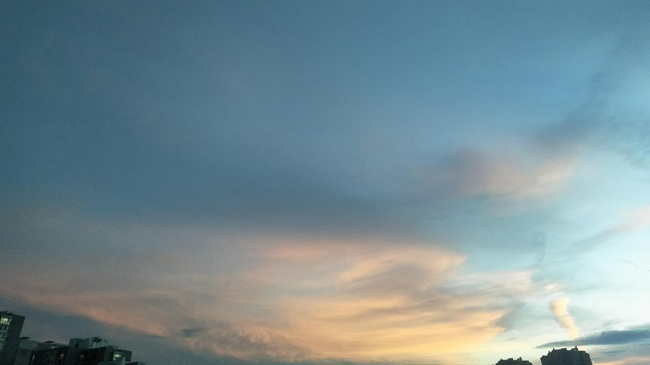 额头右侧的白发又变多了,以前看到别人有白发就恐慌,就想办法,那时我还不以为然。