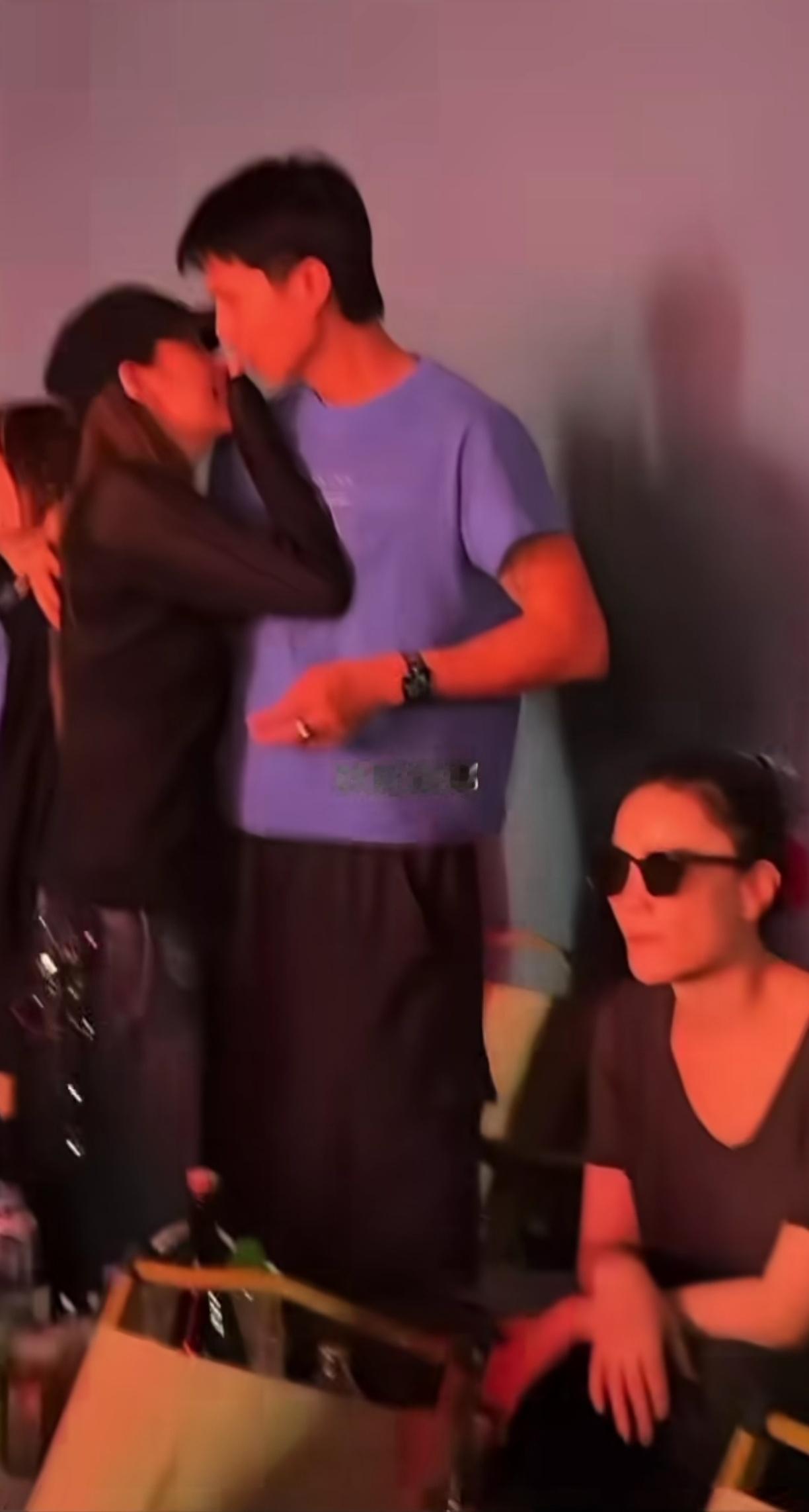 王菲男闺蜜Ryan对李嫣和欧阳娜娜动手动脚，这是不是有点越界了​​​