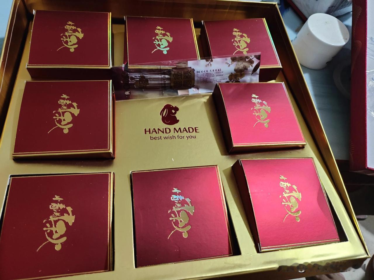 中秋老板发的礼品，一个月饼，8个口味，水果味的，盒子比月饼都贵！一箱牛奶