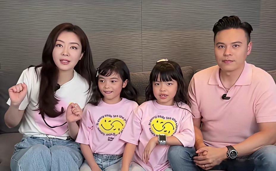 熊黛林跟她老公长得都很好，两个女儿都没有遗传到他们的好看基因。