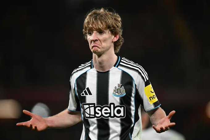 BenJacobs谈曼联左边锋的目标大家都很欣赏杨迪奥曼德。他是一位非常全面的