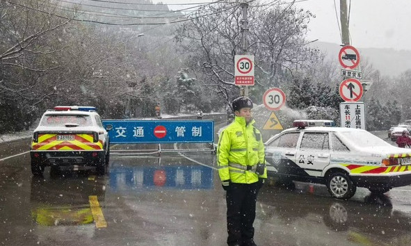 雪中路况速报: 济南两处路段因积雪已采取交通管制