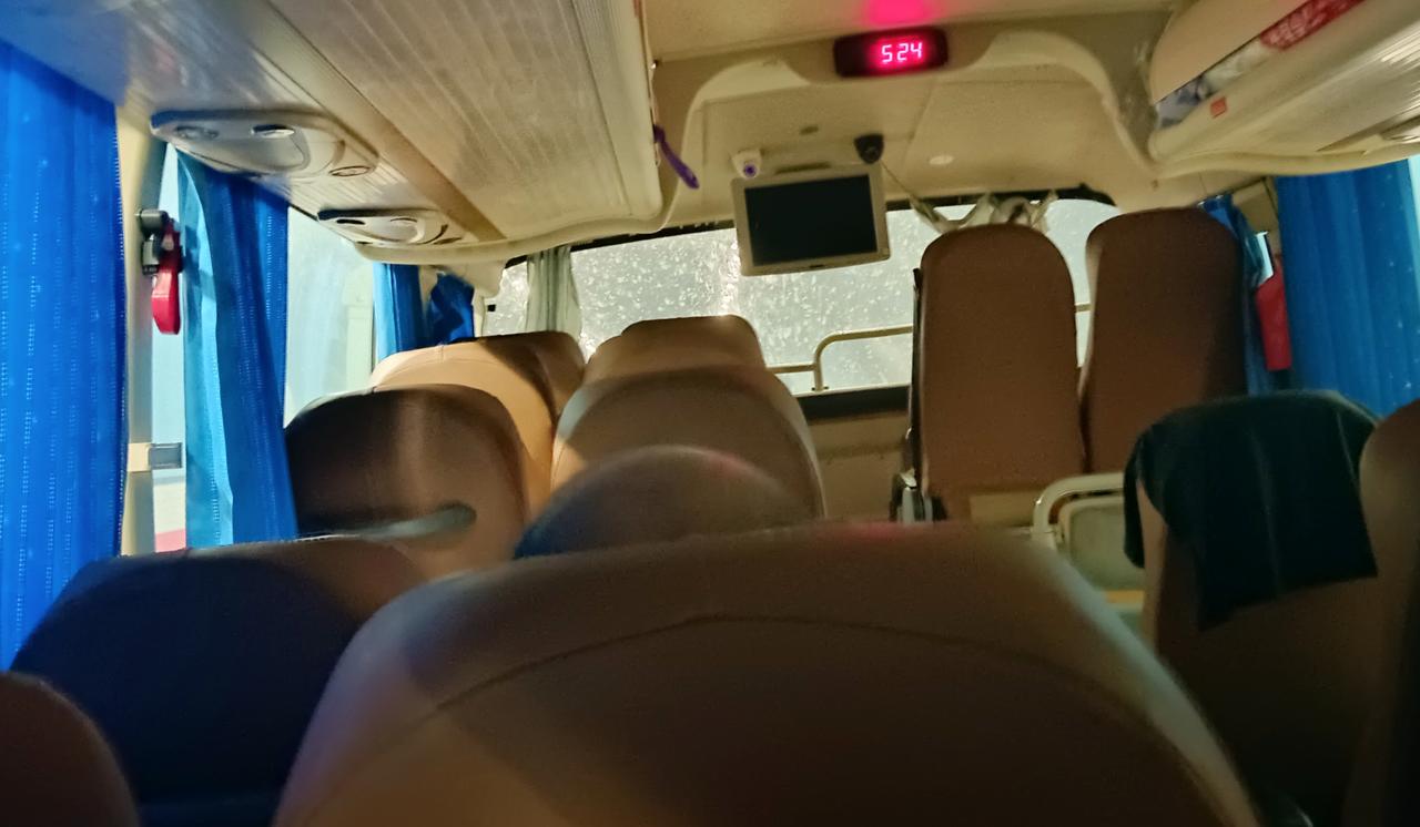 我坐长途大巴，下车时，准备坐公交回家。突然和我一起下车的老乡说:“我叫了车，一