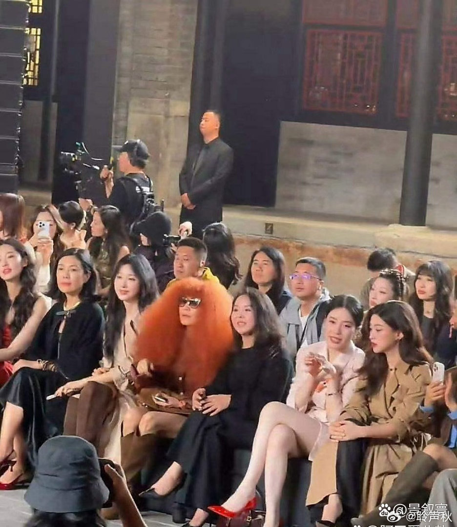 蔚来老板娘皮肤白得发光，往人⁠堆里‏一坐⁠﻿，‏‎﻿特别显眼。﻿