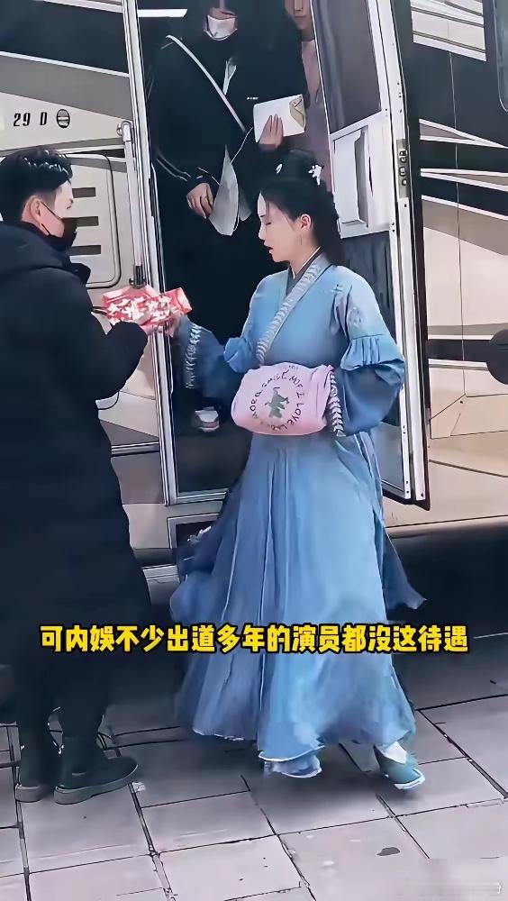 短剧演员杨咩咩的房车，竟是她老公租的？撕开了这个行业最残酷的遮羞布。都以为顶流短