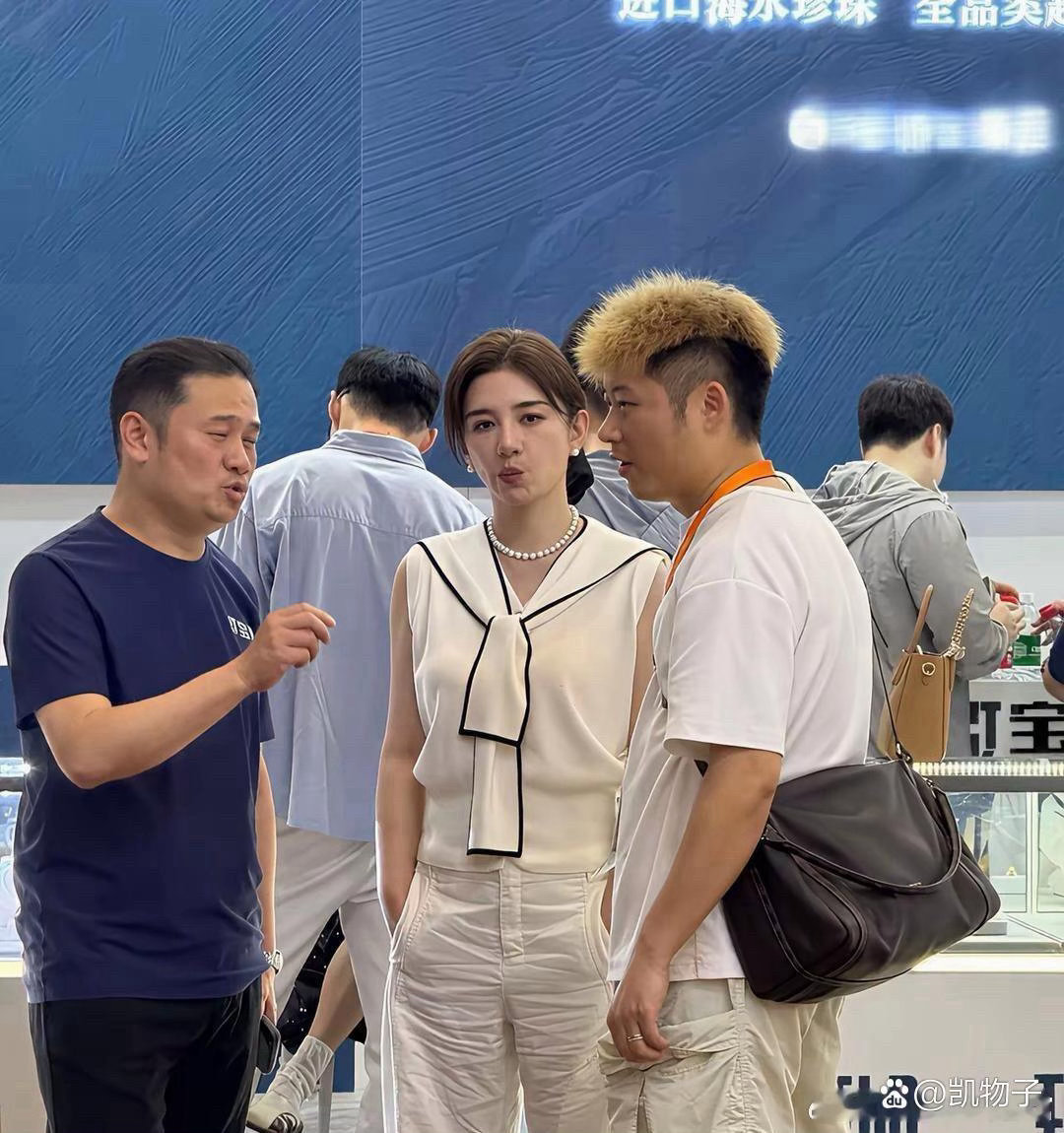 看来再贵的裤子都会有褶。