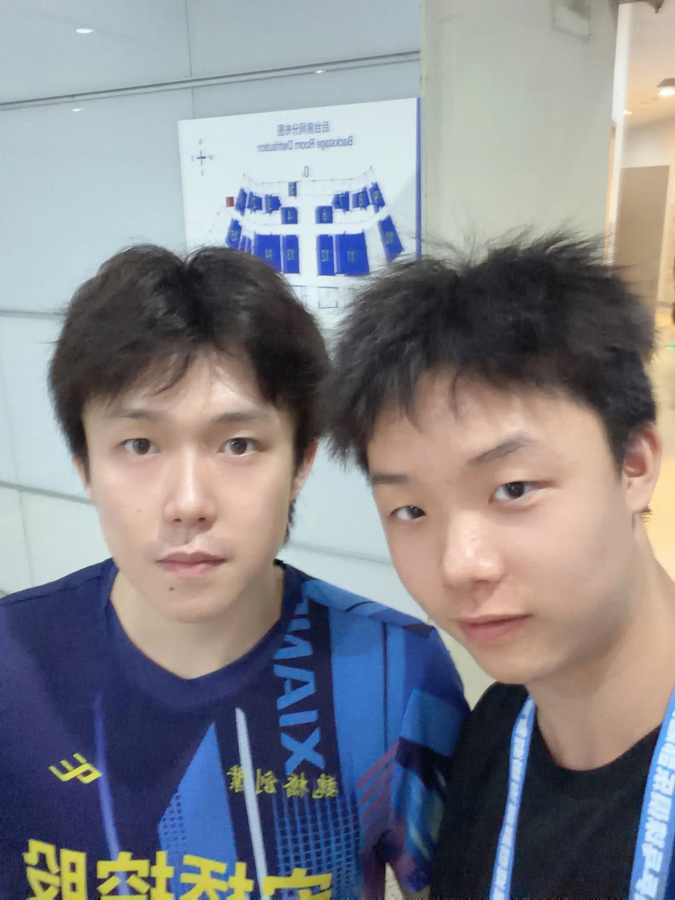 眼睛睁得大大的