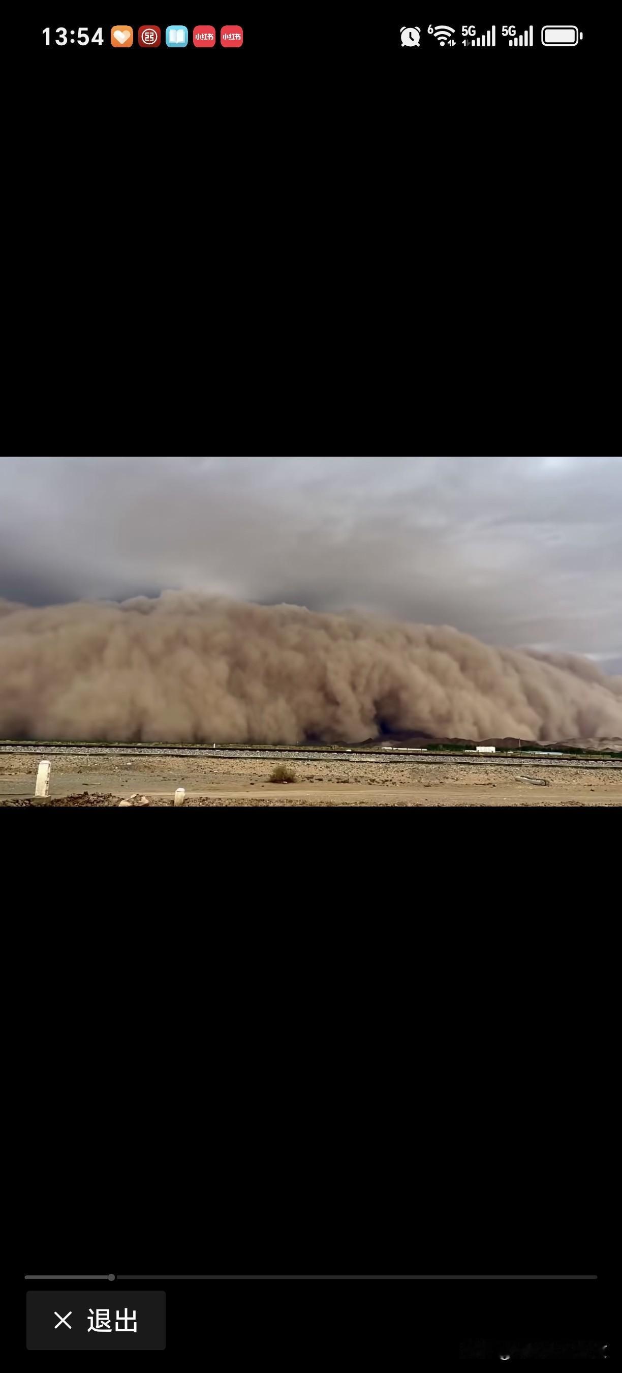 沙尘暴过后乌鲁木齐的大雨看看都快淹了车轮了，这也是多少年难遇到