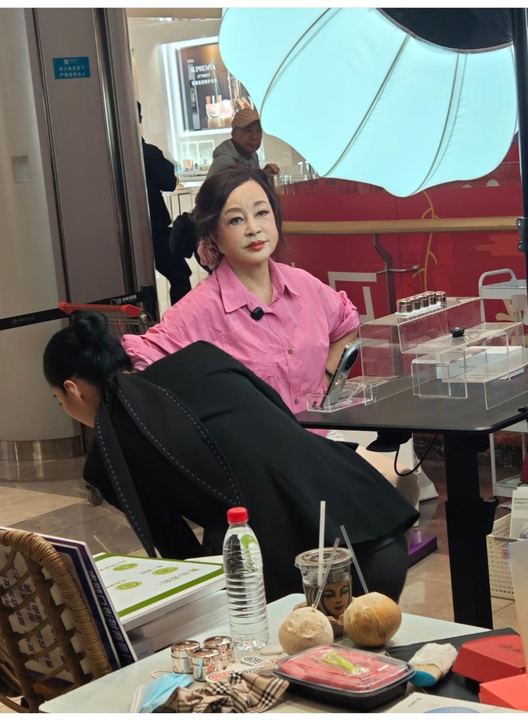 刘晓庆，快80的人了，这状态真是太好了，不服不行。