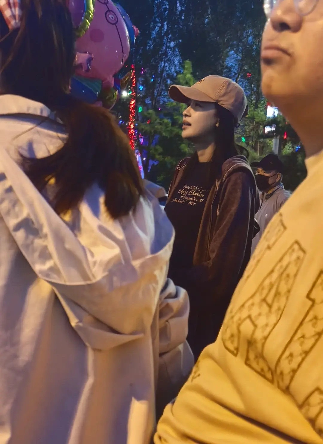孙怡国庆带女儿回老家集安，32岁素颜憔悴嘴发黑，和妆后差别好大！！！​​​
