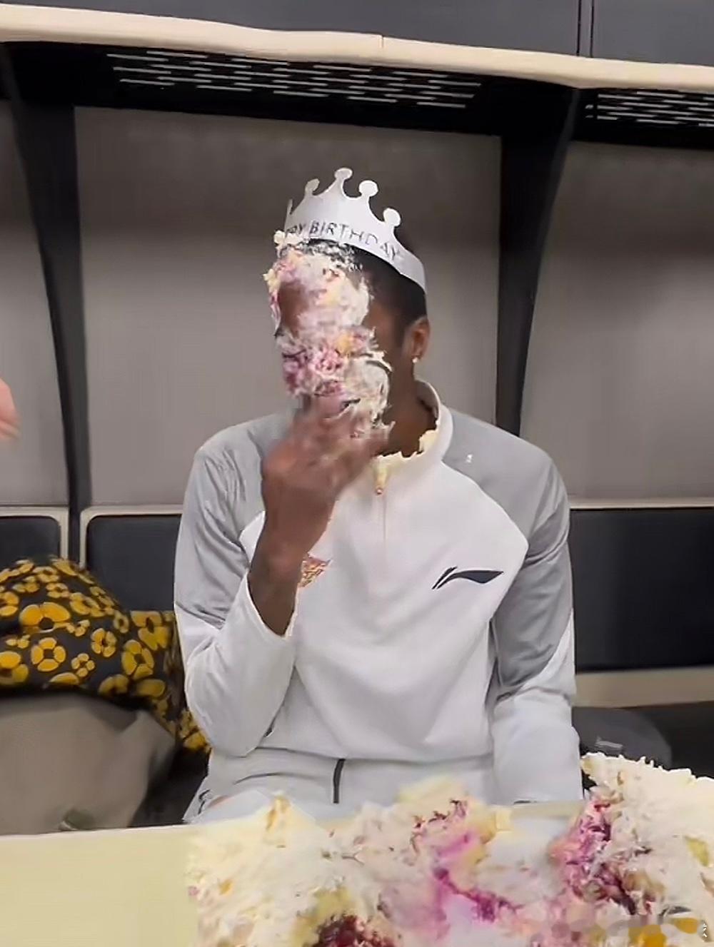 广东宏远男篮主教练杜锋指导社媒更新动态，广东男篮全体成员为萨姆纳庆祝生日！由徐杰