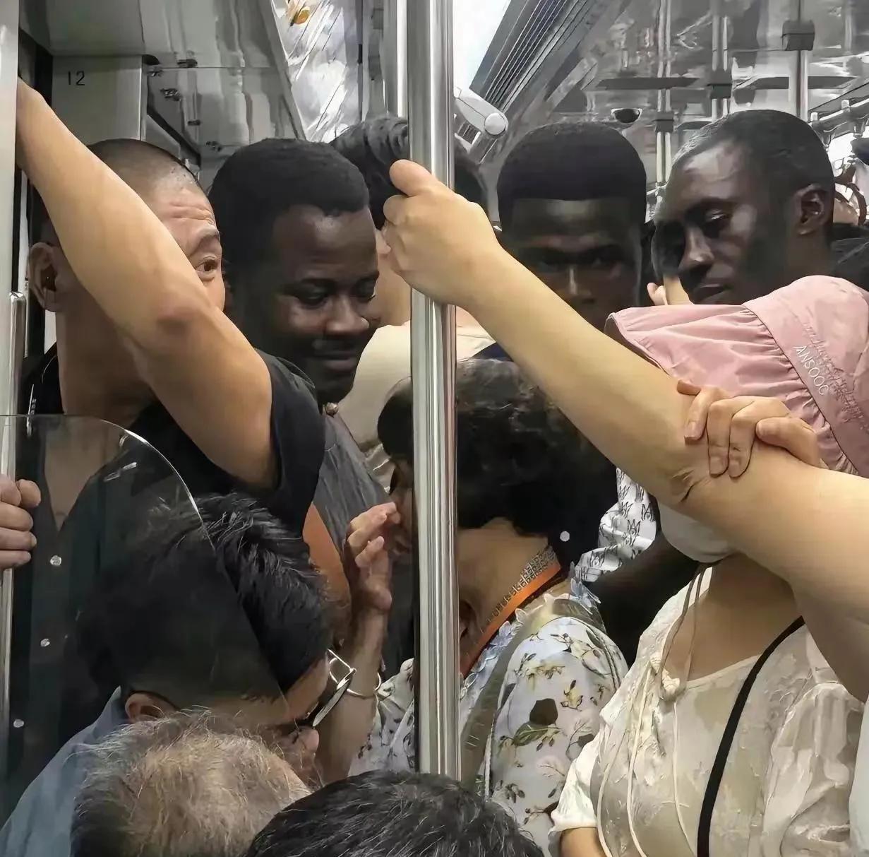 “广州黑人多严重影响城市形象”的说法是不准确的，这种观点带有偏见和歧视色彩。广州