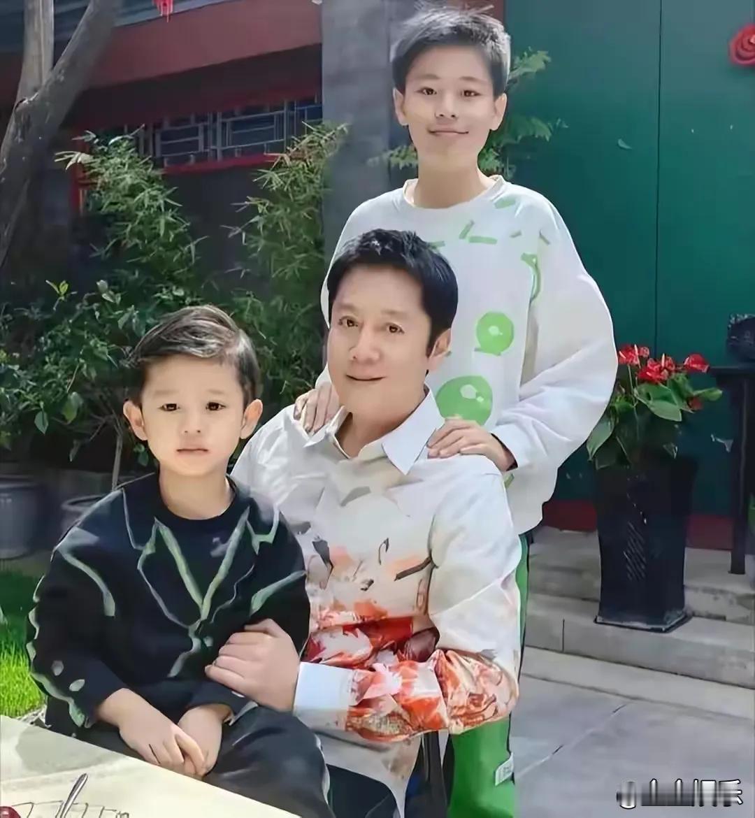 蔡国庆，这位歌坛常青树，不仅歌声动人，家庭也满是温馨。他的两个儿子皆遗传了优良基