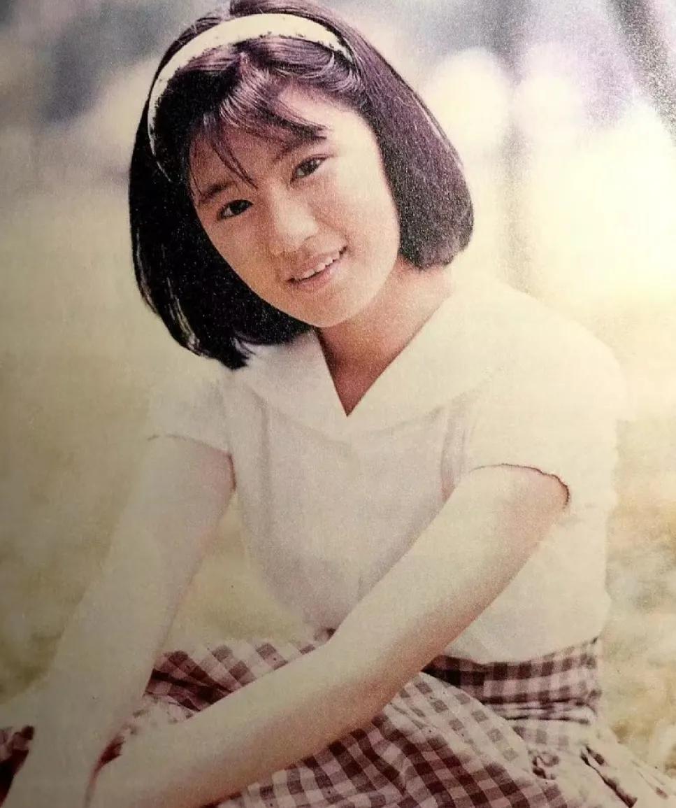 贾静雯小时候和家人的一张珍贵合影，从小就是美人胚子，遗传了母亲的基因，气质优雅