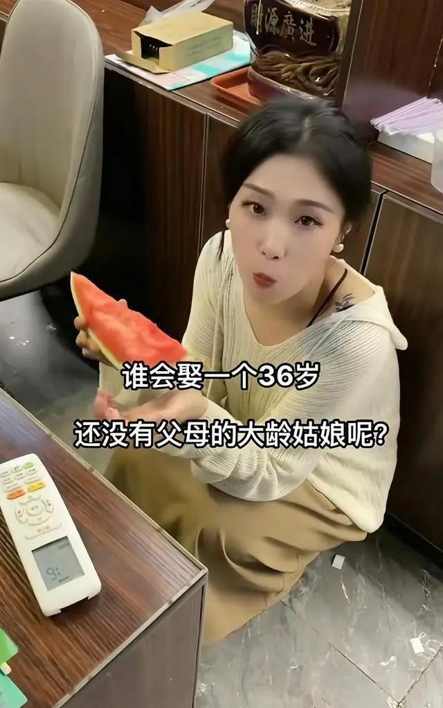 女孩八岁失去父亲，二十一岁又送走母亲，年纪轻轻就成了无依无靠的人。如今三十