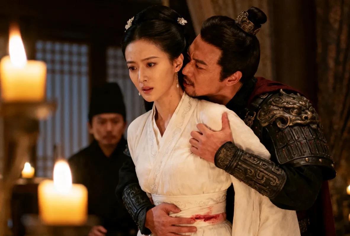 建安八年，孙权三弟孙翊遇刺身亡。夜里，孙翊夫人徐氏身后突然压来一团黑影，粗重的呼