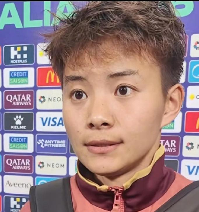 王霜的眉毛，好个性，两个眉毛的眉角边上，有两个往上凸翘的眉尖，像一条山脉突然凸出