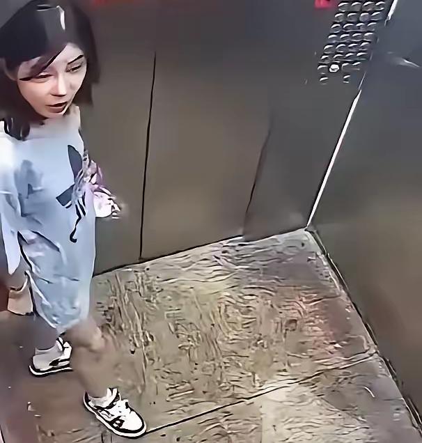 7月24日湖北仙桃男孩挡电梯20秒，女孩随口催促，男孩母亲进电梯后回怼了女孩。还