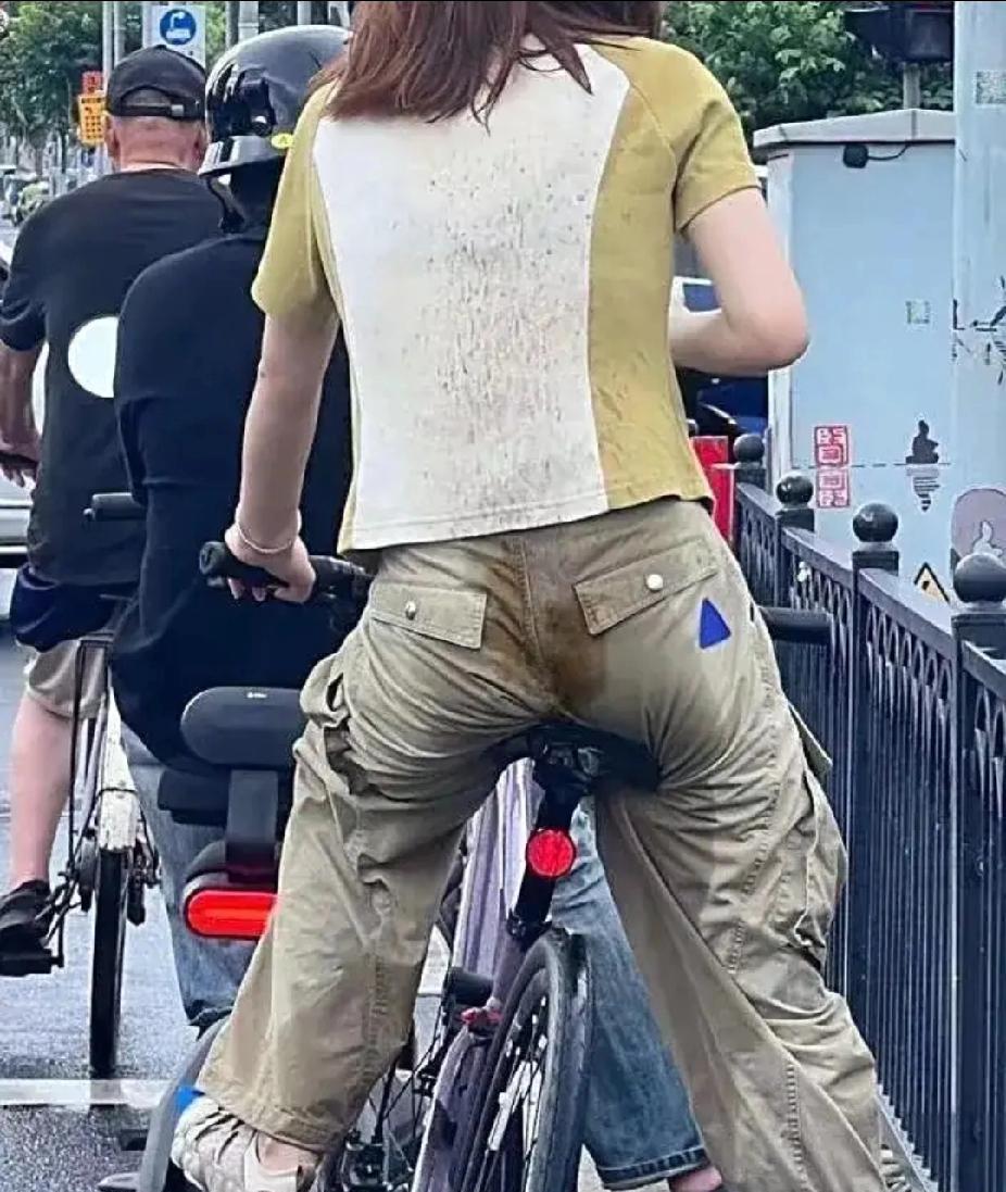 我要不要提醒她，这也太尴尬了吧！