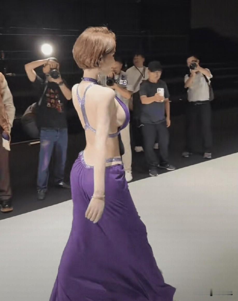 别小看各种选美，这就是潜移默化影响女性畸形审美观！你看这女模特