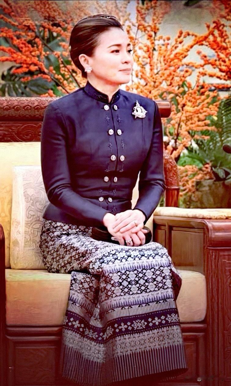 近日来访的苏提达的确抢眼。但想在这个国家称后，美貌顶多算入场券，还必须是宫斗高手