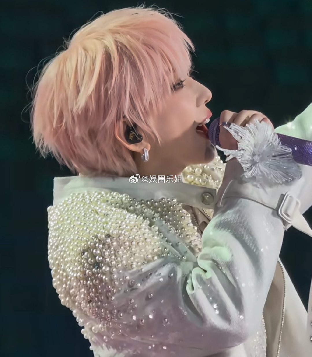 带着她的颜霸女团《ROLLINGSISTERS》（刘忻、张予曦、郭碧婷、蔡诗芸