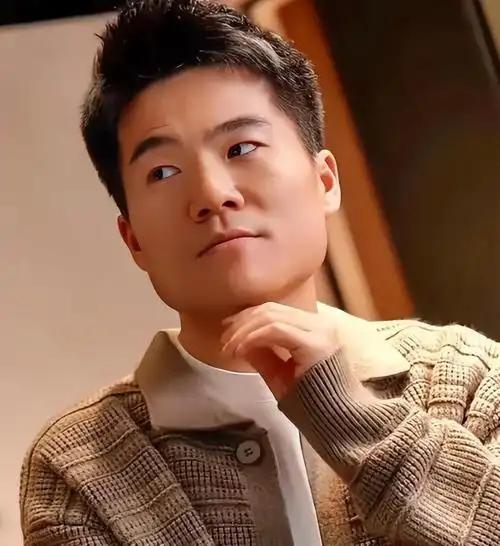 别再吹什么天赋异禀了！孙东旭带着明明、天权新号首播直接刚赢董宇辉，彻底戳破了个人
