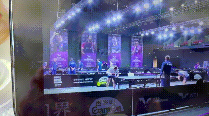 梁靖崑腰伤复发倒地，队医看过后就退出训练场了。看两个教练、队医、体能全部围过来