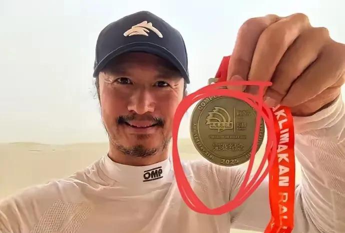 一觉醒来韩寒可能要羡慕死吴京了！不是因为他有新电影要上了，而是因为51岁的他拿了