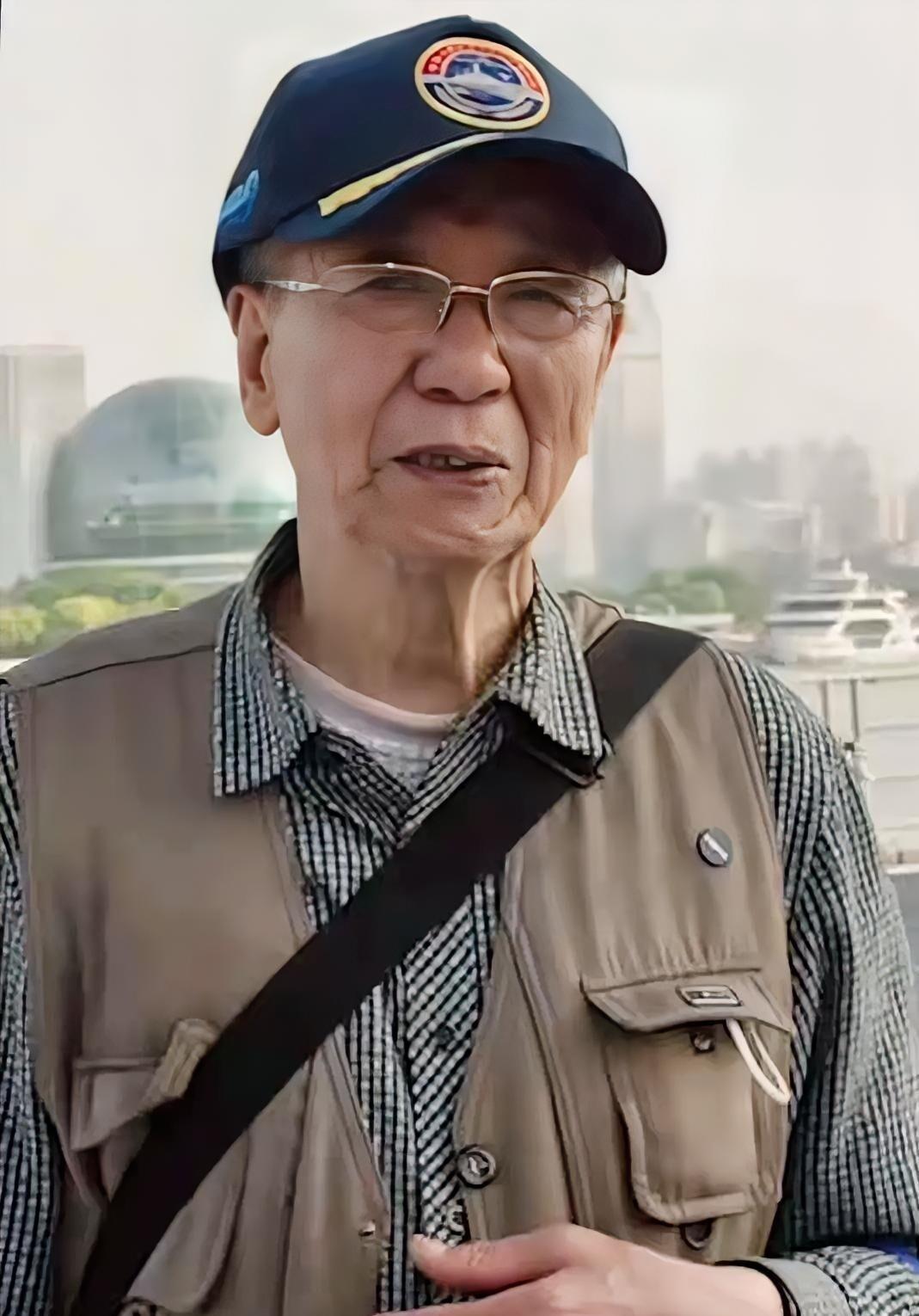 91岁海军老兵参观军舰，却因没有预约被安保人员拦下，情急之下，他拿出1953年的