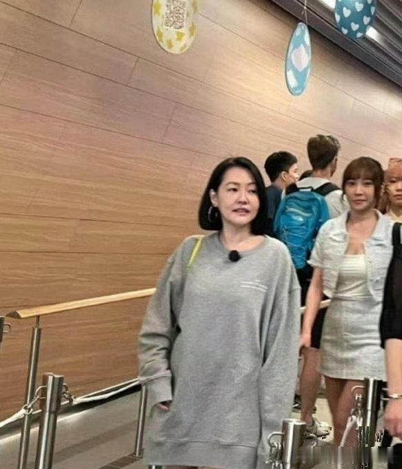 小S香港被偶遇，状态好少女啊！本人一点也不肿，比电视上好看多了​​​