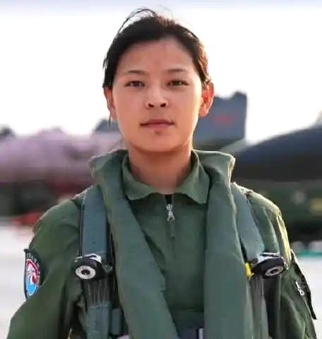 海外藏族网友盛赞中国空军首位藏族女飞行员！驾驶全球最先进的战机，太酷了！看到
