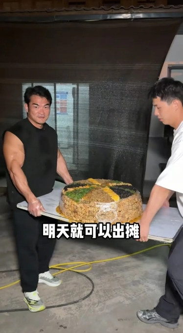 网红大V李维刚包了鱼塘，他做了一期切糕视频。视频里称，买食材花了1500元，做出