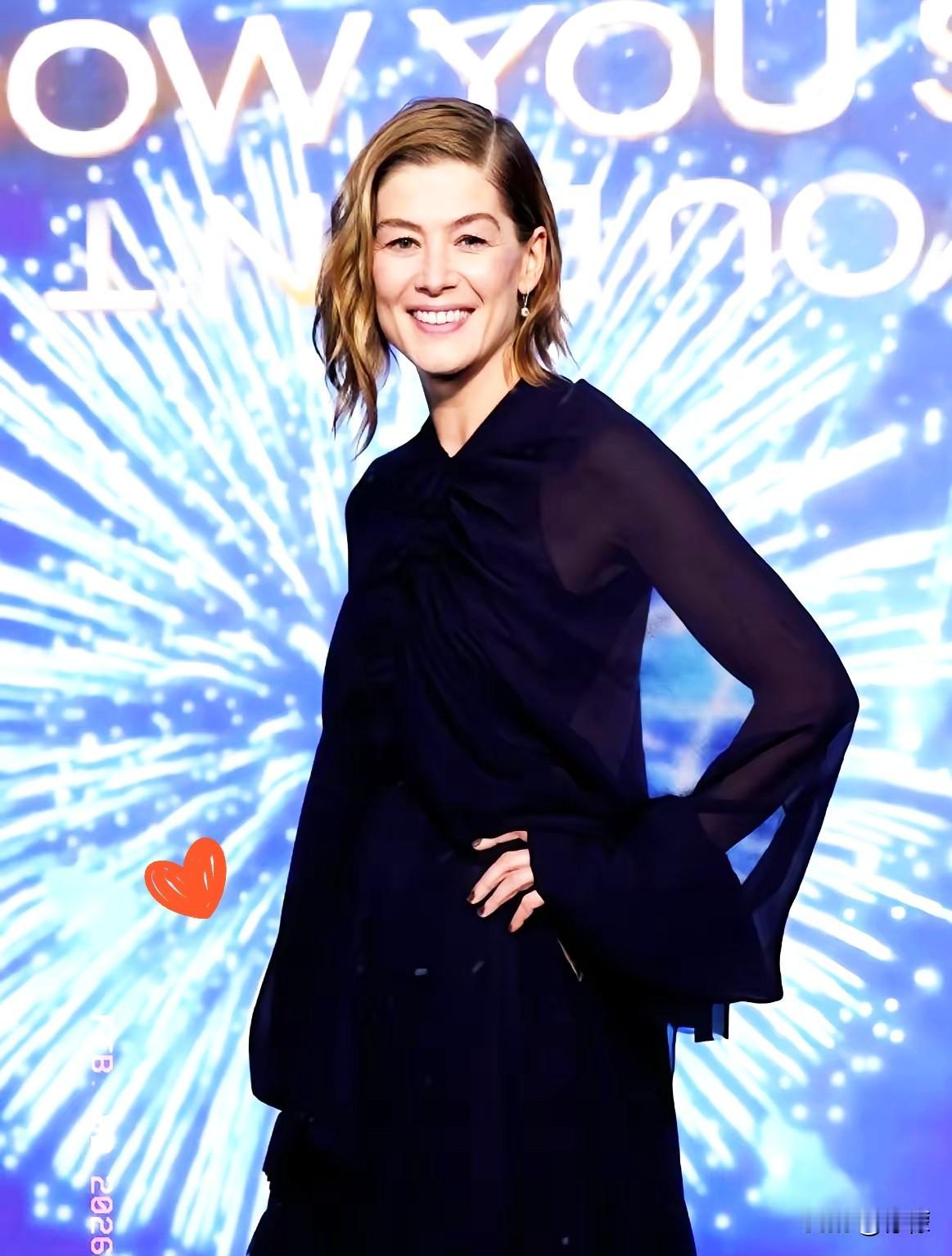 英国首相旁边这位姐，一开口，全场都给整不会了。她用贼流利的中文说：“大家好，我