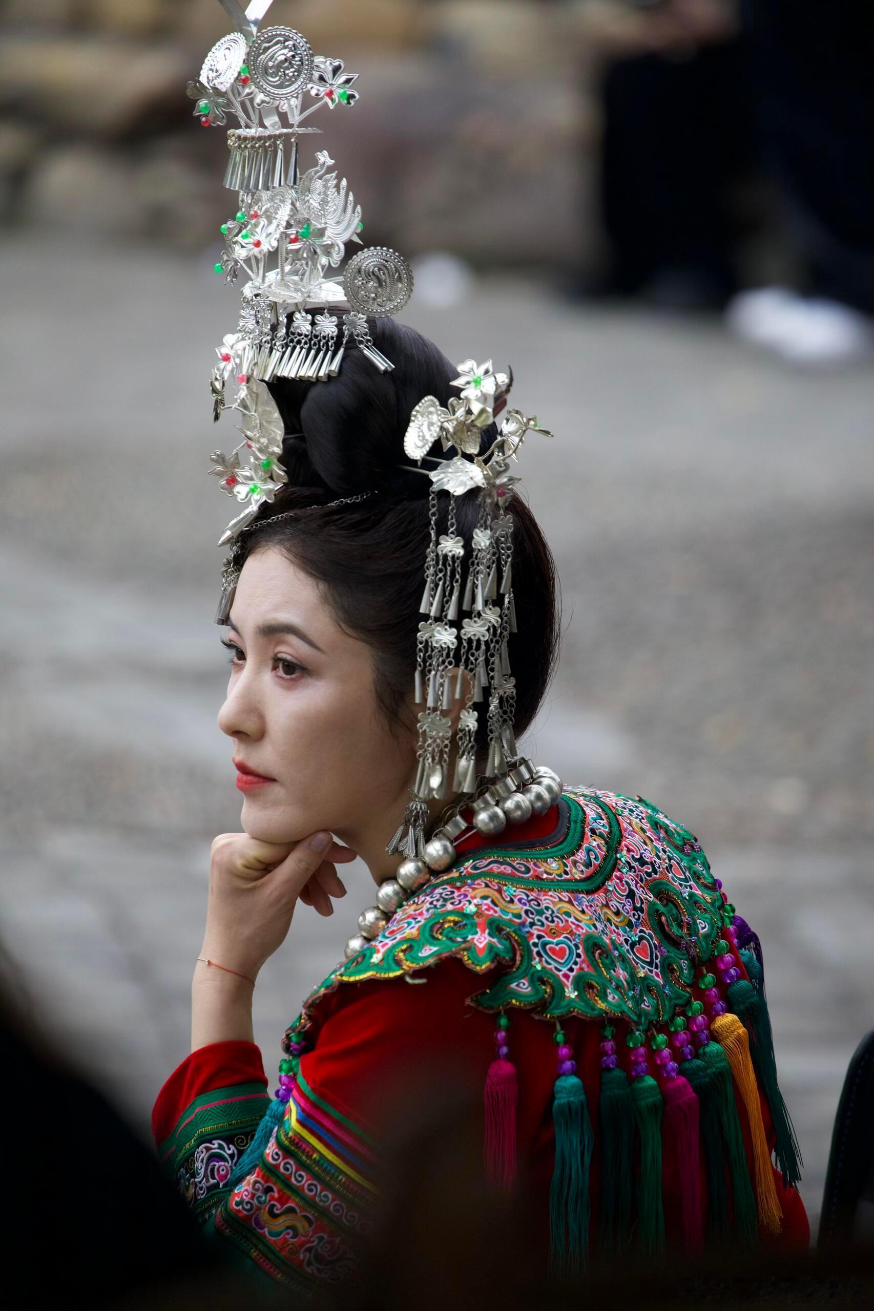 肇兴侗寨偶遇曾黎太幸运！肇兴侗寨偶遇曾黎，姐姐玩得不亦乐乎状态绝了！分享游玩视频