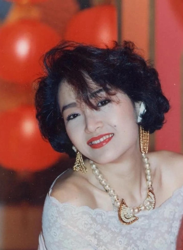 1984年，26岁的最美“苗翠花”恬妞，嫁给印尼富豪叶聪豪。没想到结婚当晚，叶聪