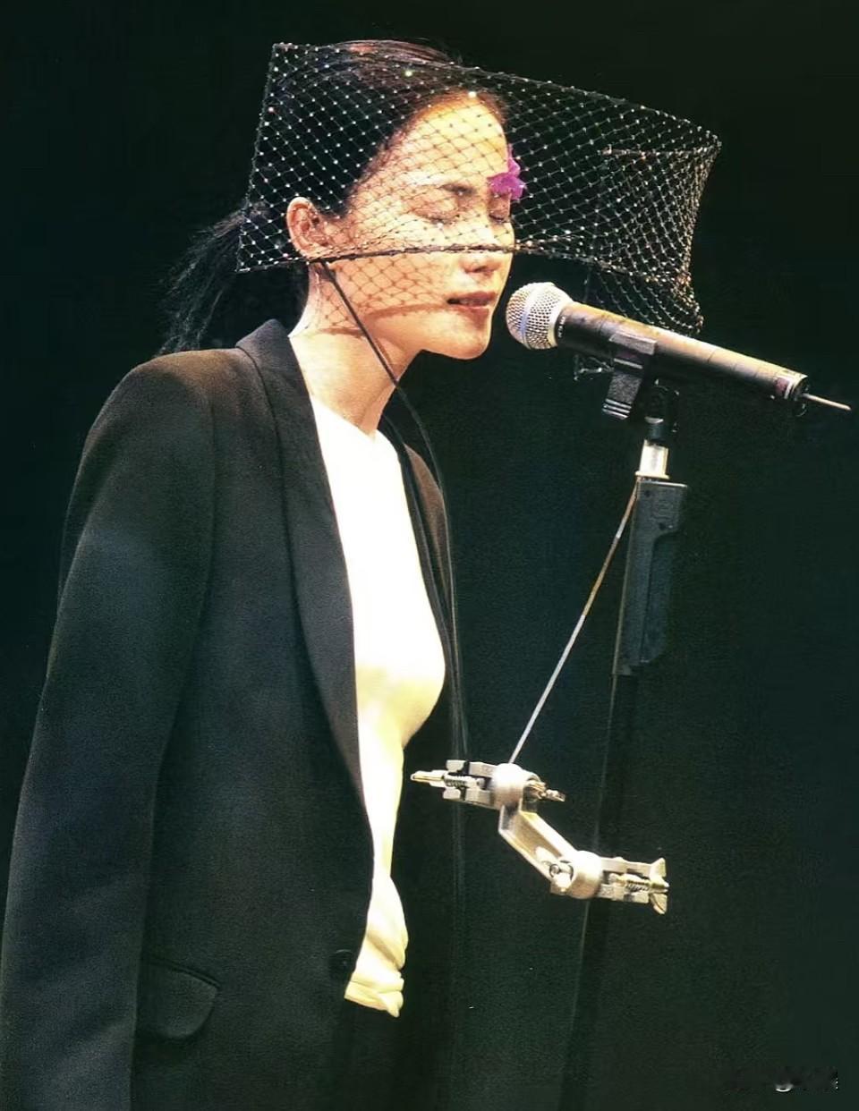 王菲这毫不费力的时尚感。超前审美，华语乐坛自己的潮流鼻祖时尚icon。真正时髦，