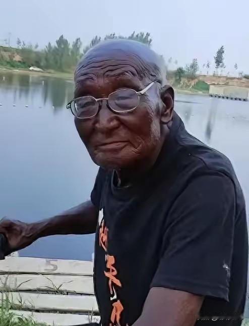 河北“钓帝”安国勇，75岁，前几天走了。医生诊断是白肺。可熟悉他的人都说，他是把