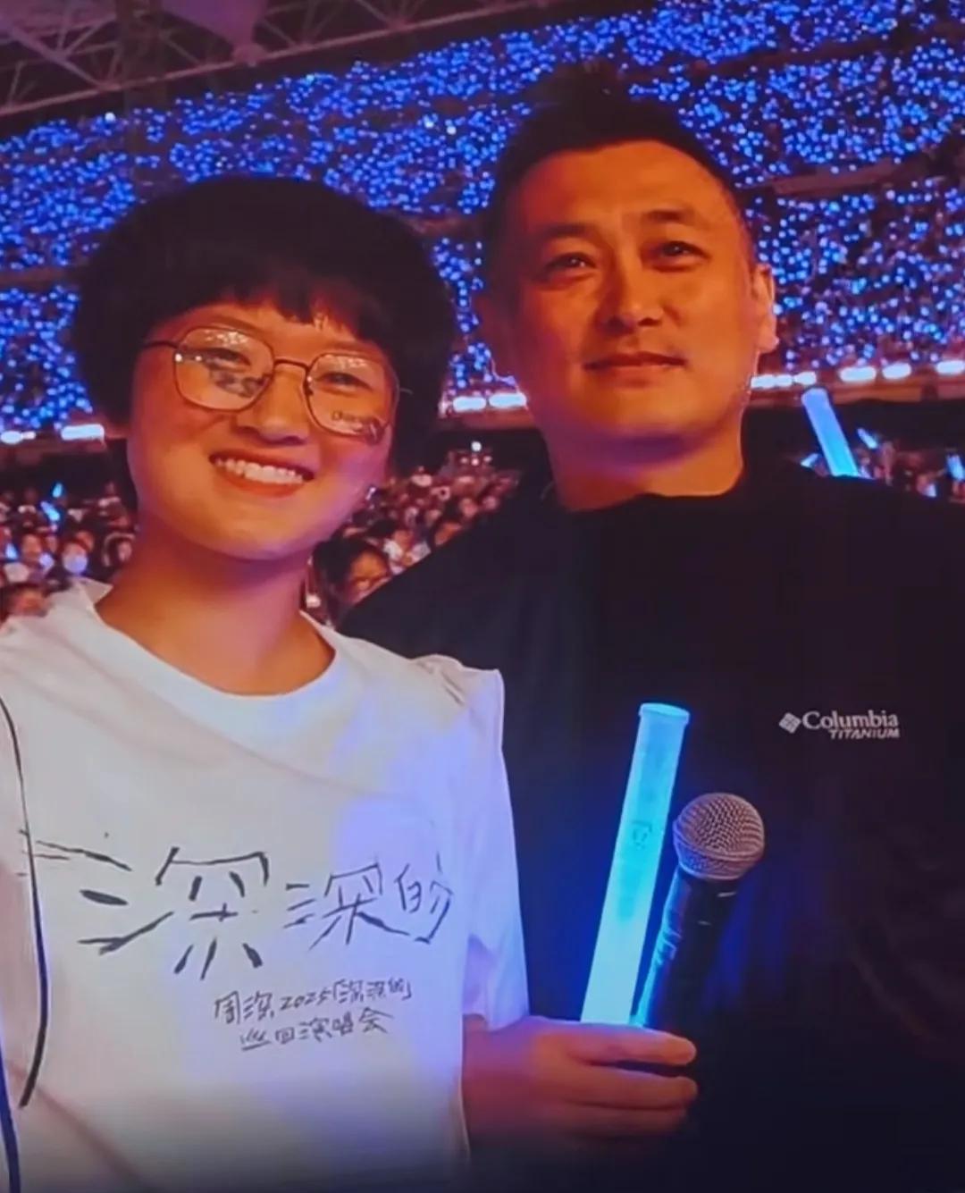 周深哈尔滨演唱会第二场点歌环节！哈尔滨第二场点歌环节！第一位是吴先生吴先生