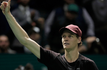 巴黎大师赛: 辛纳仅丢一局胜兹维列夫, 决赛将战阿利亚西姆