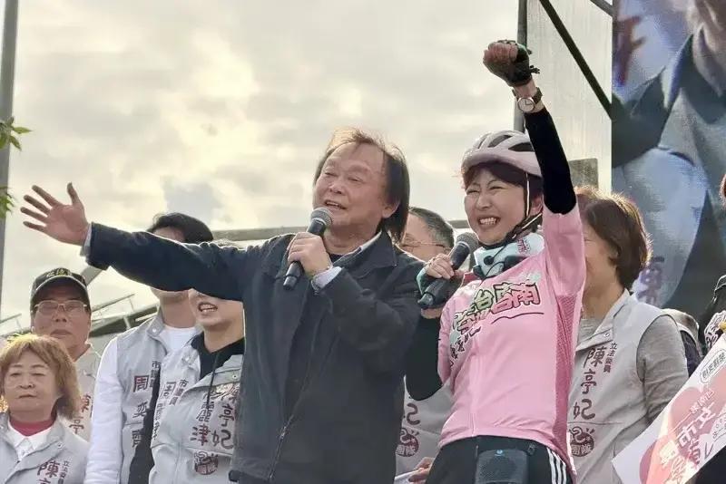 就在昨天下午，台南永华市政中心前人山人海，上万名支持者把现场挤得水泄不通。民进党